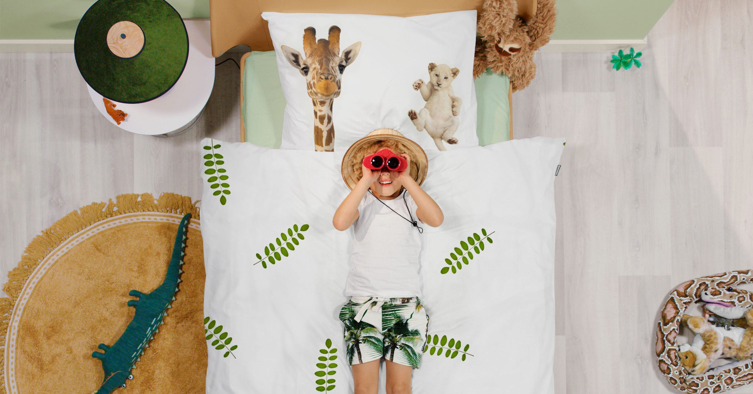Kid in bed with Snurk Kid in bed with Snurk